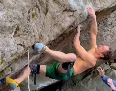 Adam Ondra entre dans l'histoire du bloc : il fait clignoter deux V15 en une seule semaine