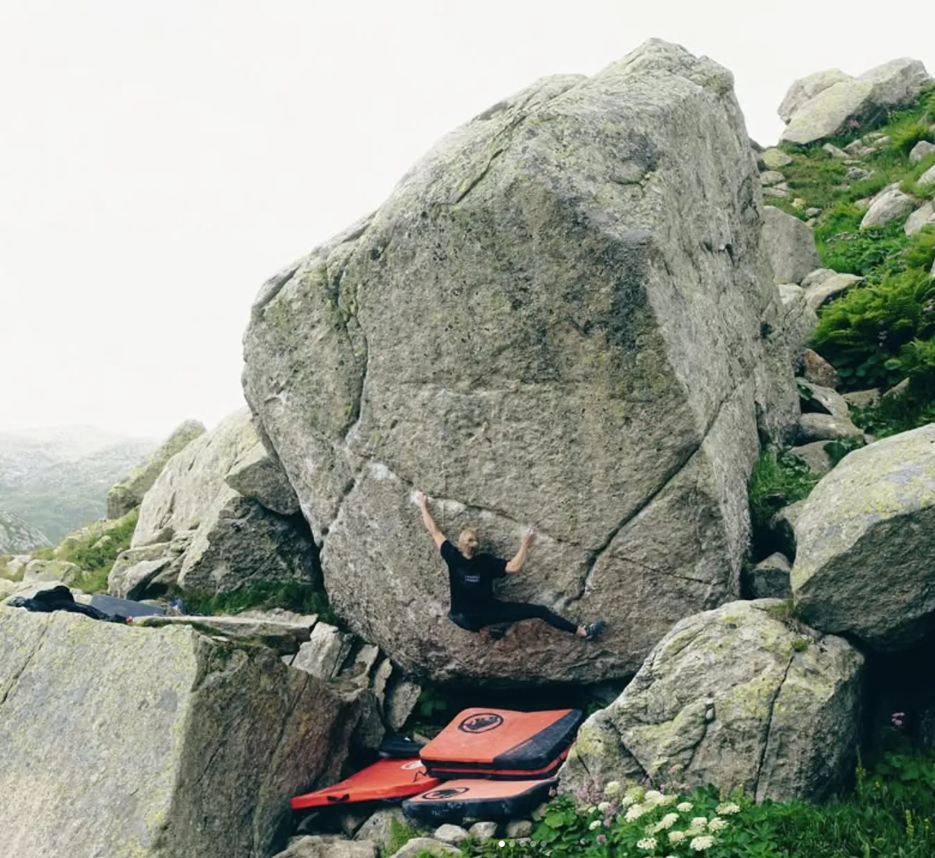 Lucia Dörffel a surmonté le problème du bloc V14 Hazel Grace au col du Saint-Gothard en Suisse