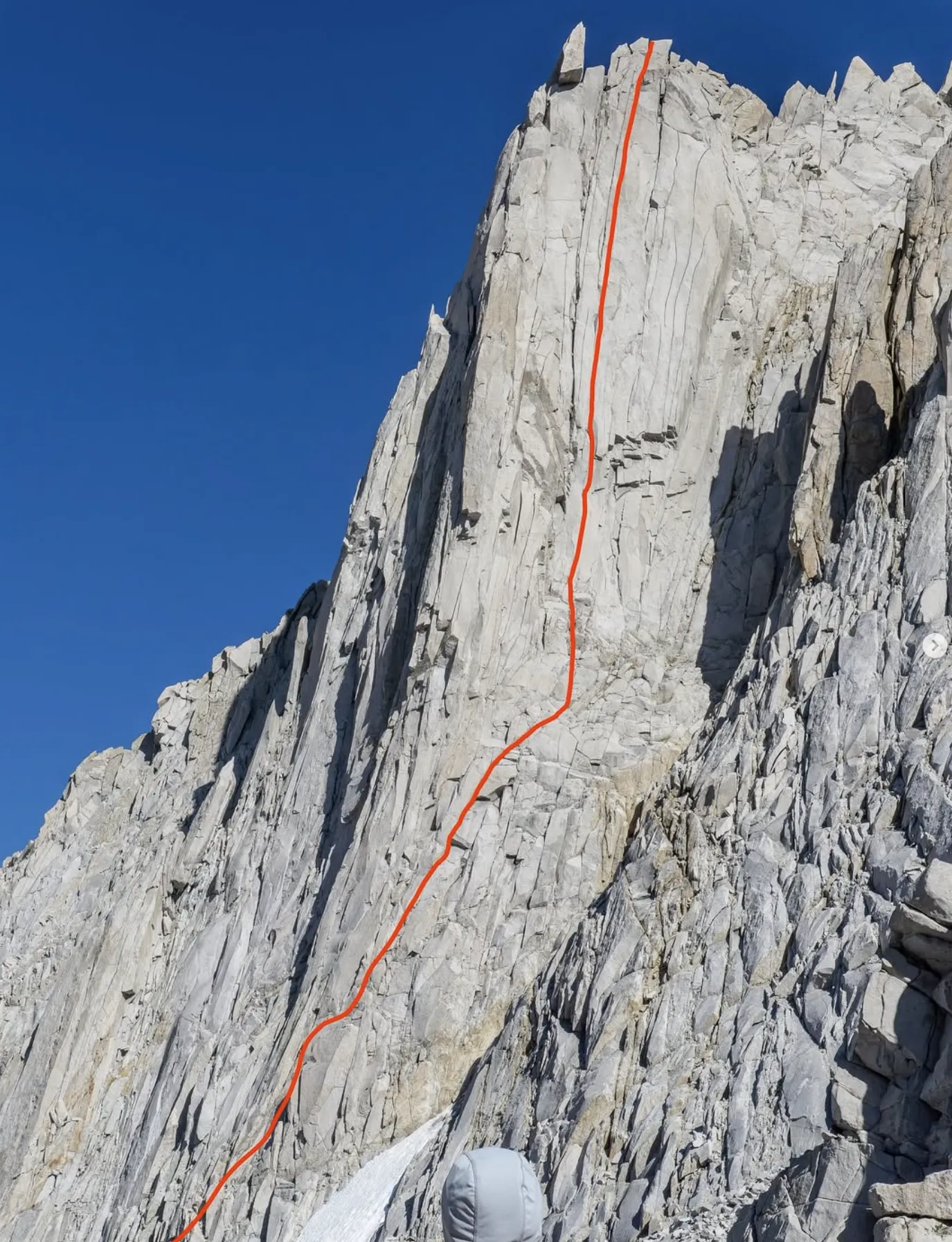 Japhy Dhungana et Zach Lovell ont réalisé la première ascension libre du « Dr. Bear Love » sur Merriam Peak, dans la Sierra Nevada en Californie.