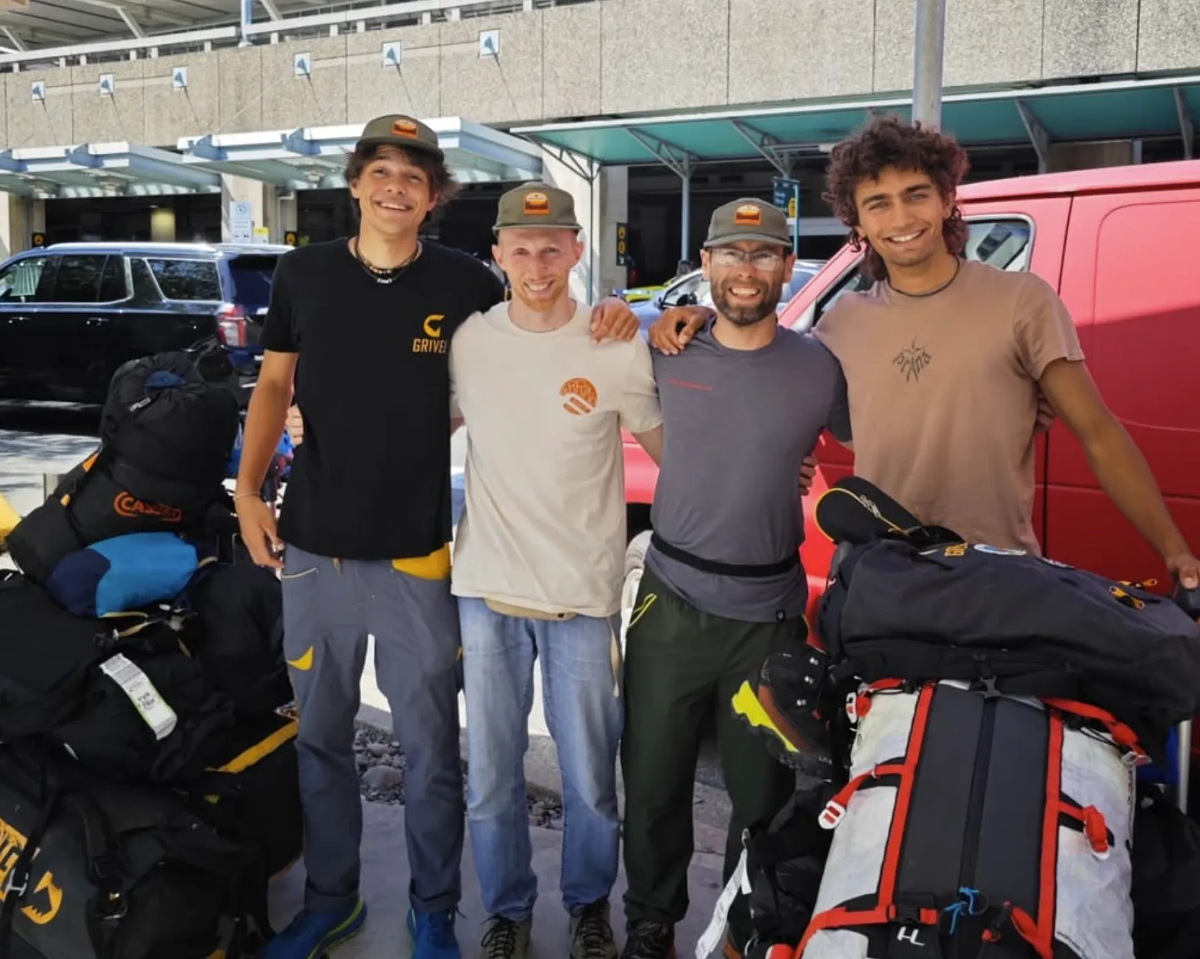 Des grimpeurs italiens ont ouvert L'oro dello Yukon sur Middle Huey Spire dans le Cirque des Inclimbables du Canada