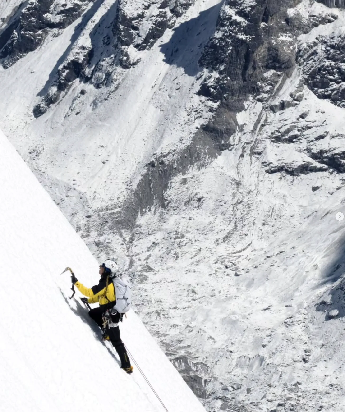 François Cazzanelli gravit le Kimshung (6750m) :