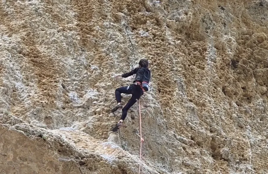 Ga-eun Kwon (12 Jahre alt, aus Südkorea) hat in Margalef die Route Era Vella (9a) bezwungen und ist damit die zweitjüngste überhaupt, die Chris Sharmas Klassiker wiederholt hat.