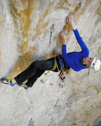 Matilda Söderlund (Schweden) kletterte eine 10-Seillängen-Route im Grad 5.14b (8c) am Anića Kuk in Kroatien.