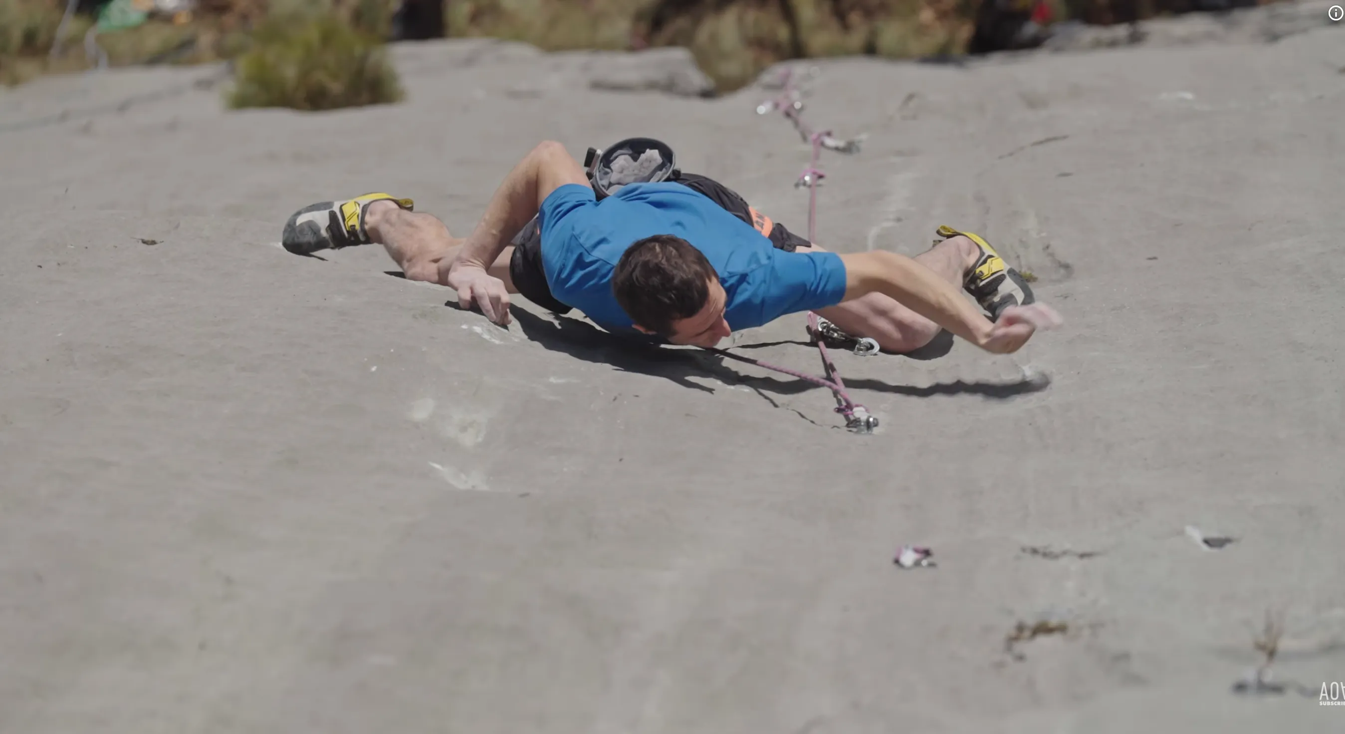 Adam Ondra pousse la dalle vers l'avant