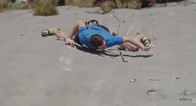 Adam Ondra pousse la dalle vers l'avant