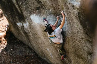 Katie Lamb a réalisé la toute première ascension féminine d'un rocher consensus V16 (8C+), "The Dark Side", dans le parc national de Yosemite.