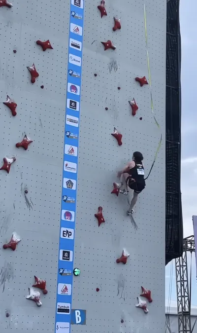 CLIGNONNEZ ET VOUS L'AVEZ MANQUÉ : Sam Watson bat le record du monde d'escalade de vitesse en 4,64 s !