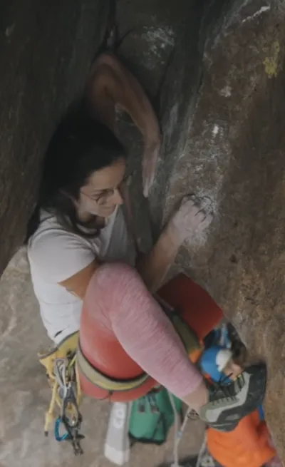 Here's the translation: **Yosemite-Durchbruch: Laura Pineau bezwingt das steilste Teststück des Leaning Tower frei.** (Or, slightly more naturally sounding, but still accurate:) **Yosemite-Erfolg: Laura Pineau klettert das steilste Teststück des Leaning Tower erstmals frei.**