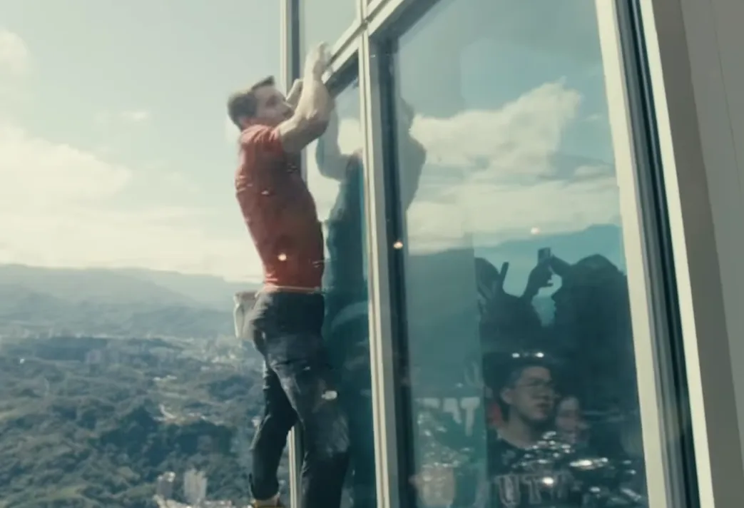 Alex Honnold zapsal se do historie: Volně sólo zdolal mrakodrap Taipei 101.