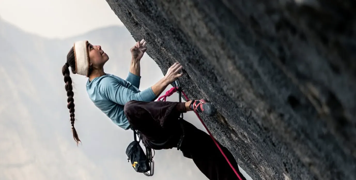 Brooke Raboutou envoie Excalibur 9b+ (5.15c)